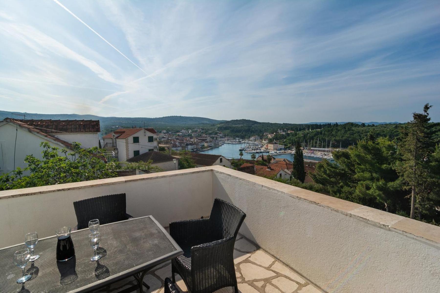 Sea-Views Brazza Apartments With Private Pool Milna  Exterior photo